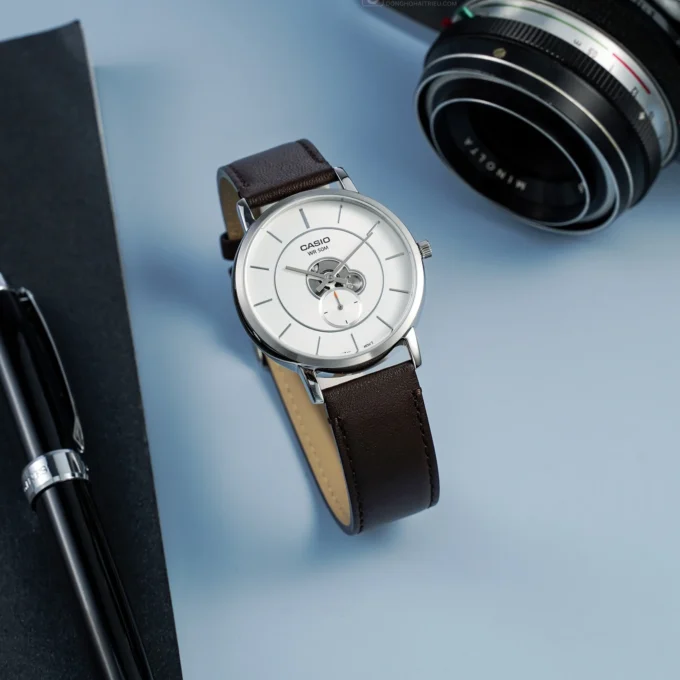 Casio MTP-B130L-7AVDF - Montre Élégante pour Homme avec Résistance à l'Eau - Cadran Blanc et Bracelet en Cuir