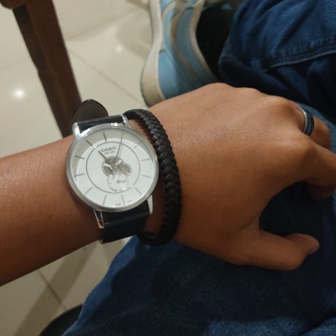 Casio MTP-B130L-7AVDF - Montre Élégante pour Homme avec Résistance à l'Eau - Cadran Blanc et Bracelet en Cuir