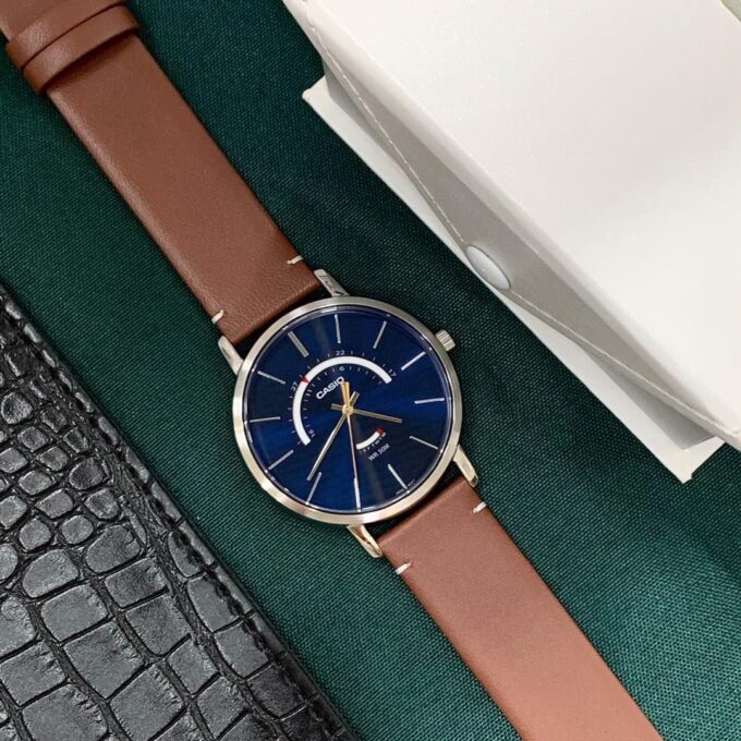 Montre Analogique Casio MTP-B105L-2AVDF - Homme - Cadran Bleu, Index Luminescents, Date, Étanche 50m - Boîtier Acier Inoxydable - Bracelet Cuir Noir - MTP-B105L-2AVDF