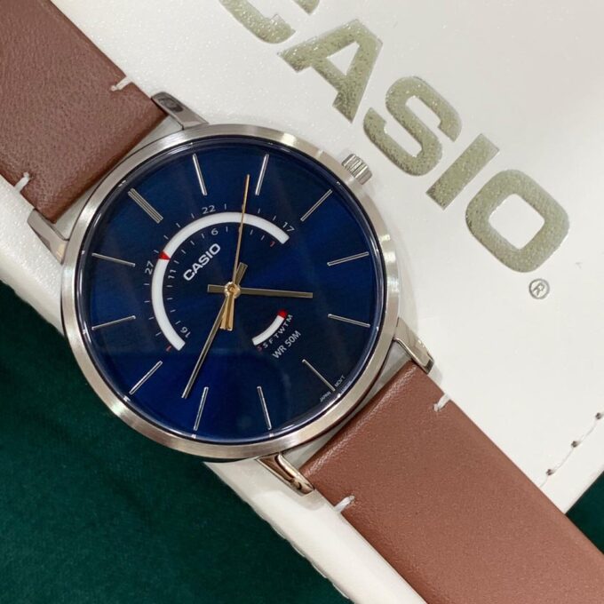 Montre Analogique Casio MTP-B105L-2AVDF - Homme - Cadran Bleu, Index Luminescents, Date, Étanche 50m - Boîtier Acier Inoxydable - Bracelet Cuir Noir - MTP-B105L-2AVDF