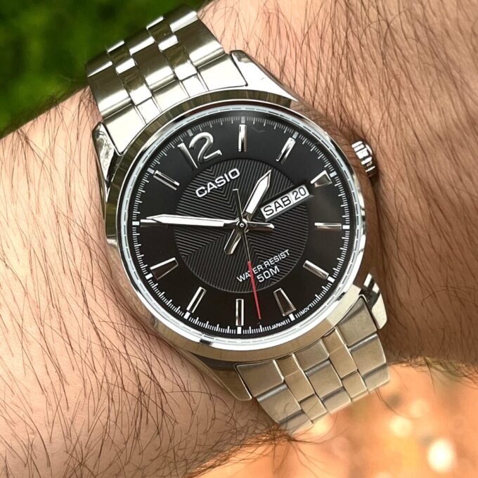 Montre Casio Homme MTP-1335D-1AVDF - Élégance classique, cadran noir, index luminescents, date - Bracelet acier inoxydable - Noir - Référence MTP-1335D-1AVDF