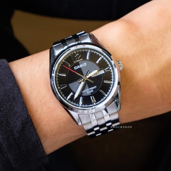 Montre Casio Homme MTP-1335D-1AVDF - Élégance classique, cadran noir, index luminescents, date - Bracelet acier inoxydable - Noir - Référence MTP-1335D-1AVDF