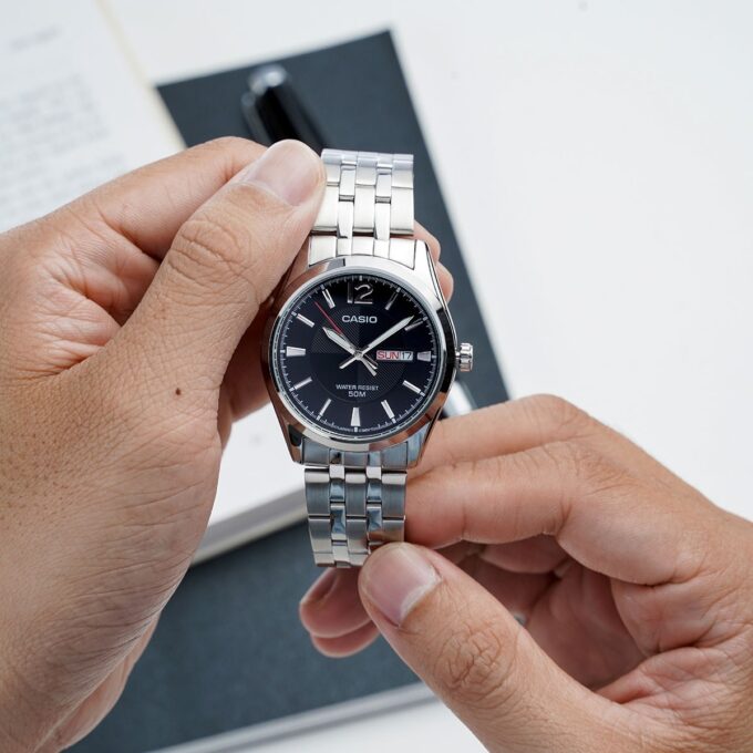 Montre Casio Homme MTP-1335D-1AVDF - Élégance classique, cadran noir, index luminescents, date - Bracelet acier inoxydable - Noir - Référence MTP-1335D-1AVDF