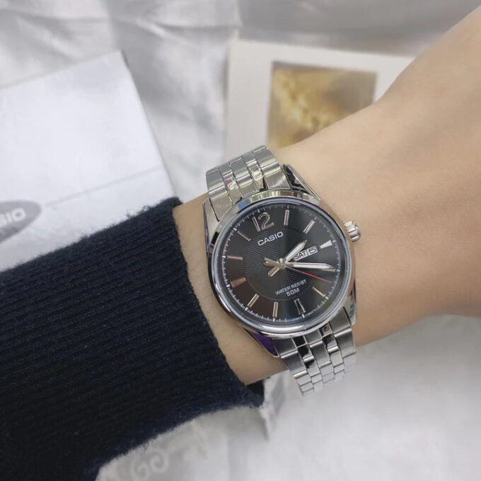montre casio mtp 1335d 1avdf Élégance classique avec cadran noir et bracelet en acier index luminescents