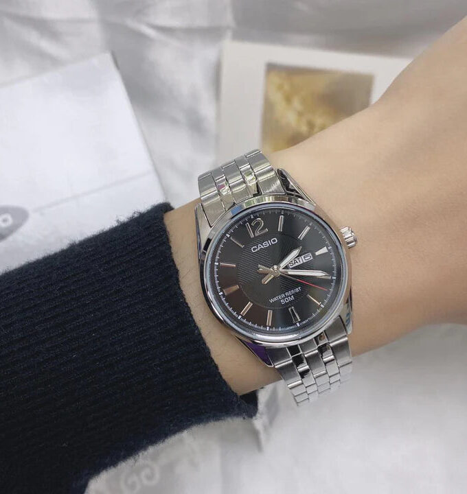 montre casio mtp 1335d 1avdf Élégance classique avec cadran noir et bracelet en acier index luminescents