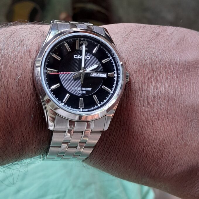 Montre Casio Homme MTP-1335D-1AVDF - Élégance classique, cadran noir, index luminescents, date - Bracelet acier inoxydable - Noir - Référence MTP-1335D-1AVDF