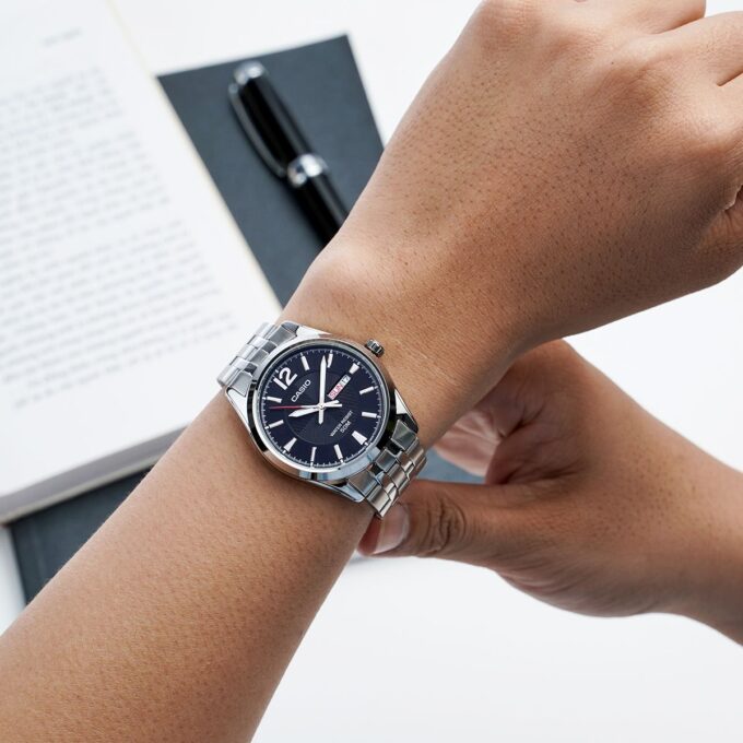 Montre Casio Homme MTP-1335D-1AVDF - Élégance classique, cadran noir, index luminescents, date - Bracelet acier inoxydable - Noir - Référence MTP-1335D-1AVDF