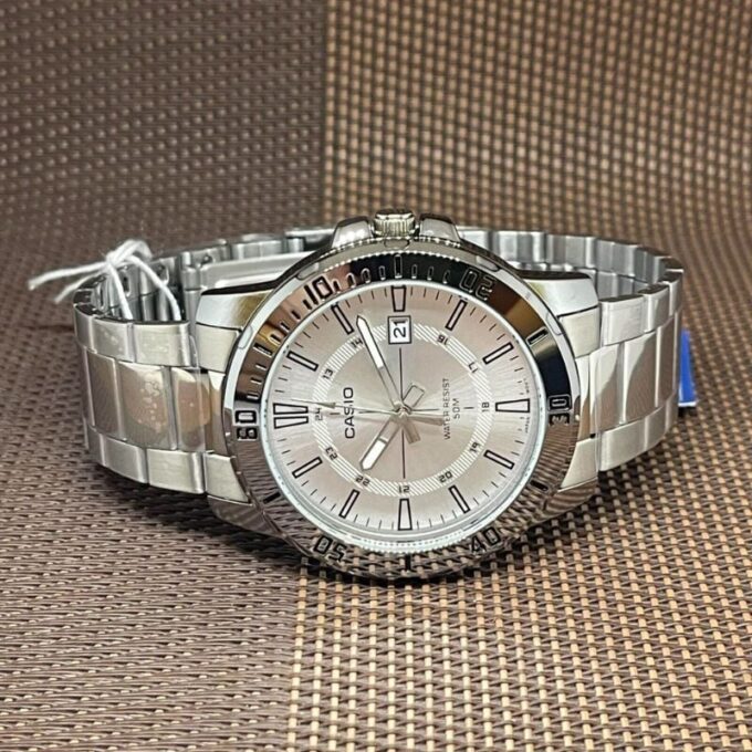 Montre Classique Homme - Casio MTP-VD01D-7CVUDF - Cadran Argenté, Bracelet Acier, Étanche, Quartz - Acier Inoxydable - Référence MTP-VD01D-7CVUDF
