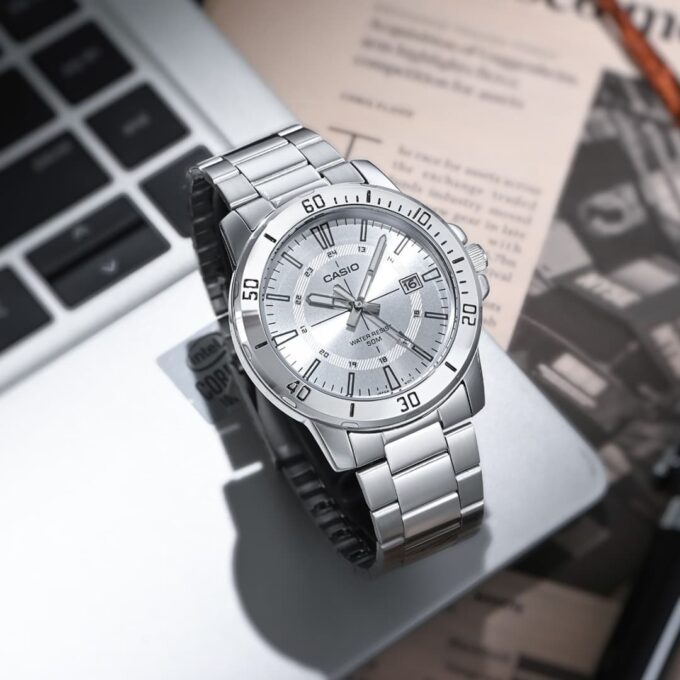 Montre Classique Homme - Casio MTP-VD01D-7CVUDF - Cadran Argenté, Bracelet Acier, Étanche, Quartz - Acier Inoxydable - Référence MTP-VD01D-7CVUDF