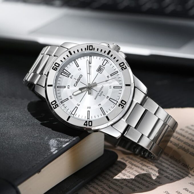 Montre Classique Homme - Casio MTP-VD01D-7CVUDF - Cadran Argenté, Bracelet Acier, Étanche, Quartz - Acier Inoxydable - Référence MTP-VD01D-7CVUDF