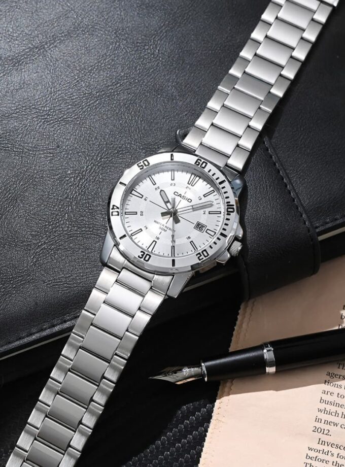 montre casio mtp vd01d 7cvudf Élégance classique avec cadran argenté et bracelet en cuir