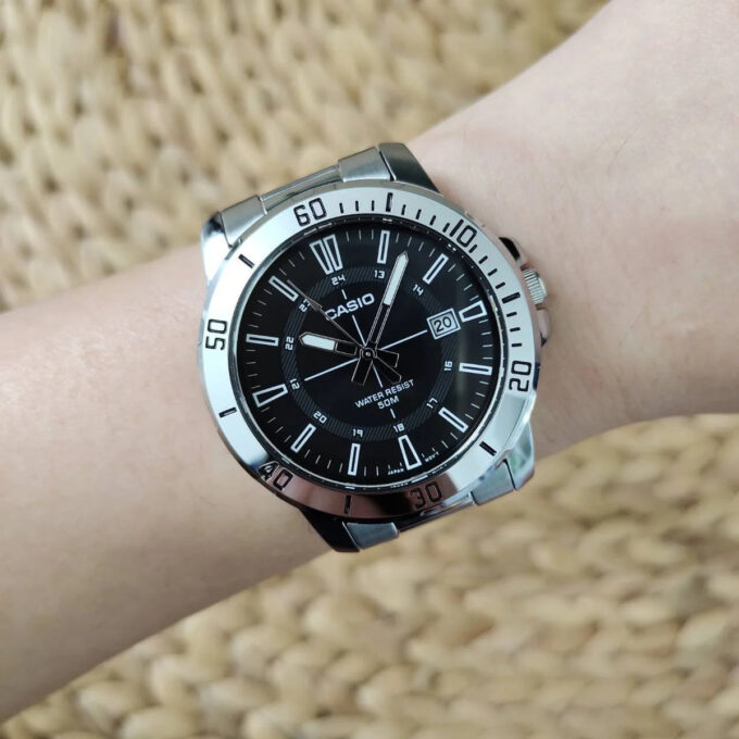 Montre Classique Casio MTP-VD01D-1CVUDF - Homme - Élégance, Design Intemporel, Étanche, Précision - Bracelet Cuir - Cadran Noir - Ref MTP-VD01D