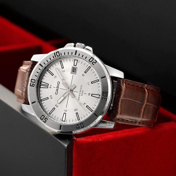 Casio MTP-VD01L-7CVUDF - Montre Élégante pour Homme avec Bracelet en Cuir Noir