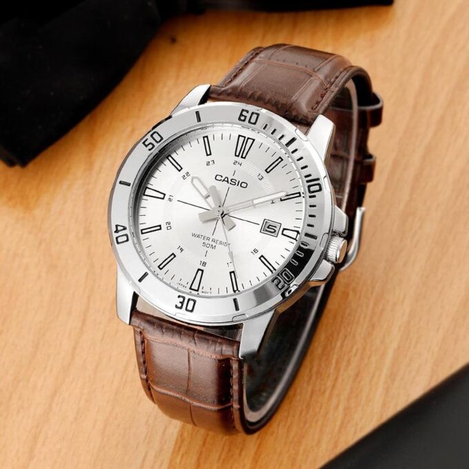 Casio MTP-VD01L-7CVUDF - Montre Élégante pour Homme avec Bracelet en Cuir Noir