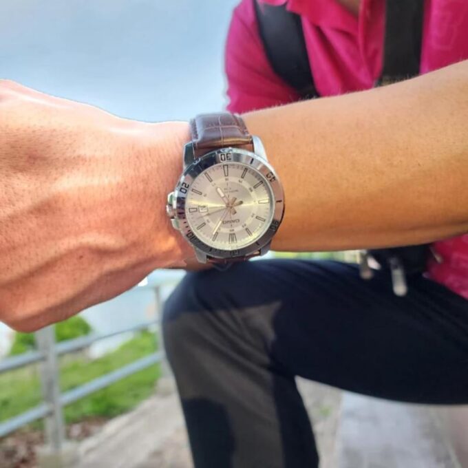 Casio MTP-VD01L-7CVUDF - Montre Élégante pour Homme avec Bracelet en Cuir Noir