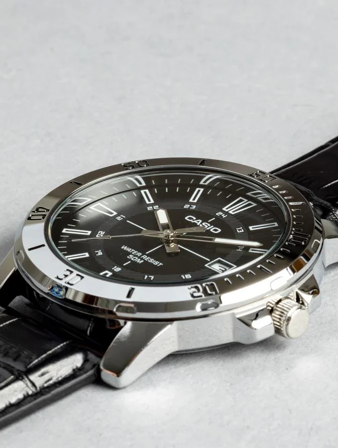 montre casio mtp vd01l 1cvudf Élégance classique avec cadran noir et bracelet en cuir