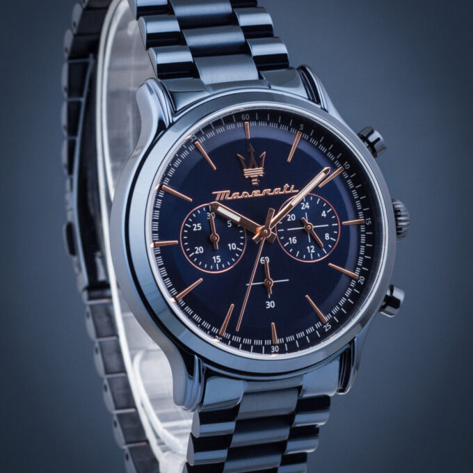Montre Homme Maserati Epoca Blue Edition – R8873618032 – Chronographe 42 mm – Boîtier Acier Inoxydable Bleu Poli – Mouvement Quartz – Cadran Bleu avec Aiguilles Luminescentes – Bracelet Acier Inoxydable Bleu – Étanchéité 10 ATM – Boucle Pliante – Garantie 2 Ans