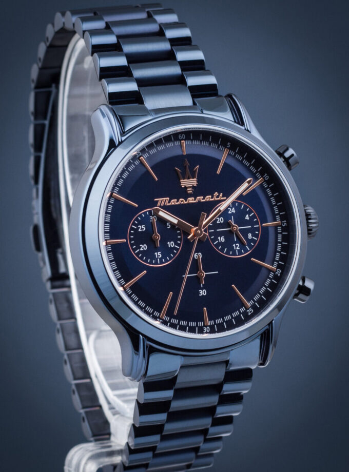 Montre Homme Maserati Epoca Blue Edition – R8873618032 – Chronographe 42 mm – Boîtier Acier Inoxydable Bleu Poli – Mouvement Quartz – Cadran Bleu avec Aiguilles Luminescentes – Bracelet Acier Inoxydable Bleu – Étanchéité 10 ATM – Boucle Pliante – Garantie 2 Ans