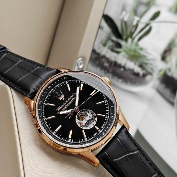 Montre Homme Maserati Sorpasso – R8821124001 – Automatique – Cadran à Cœur Ouvert – Bracelet en Cuir – Couronne à Vis – Fréquence 21 600 – Largeur de la Patte 21 mm