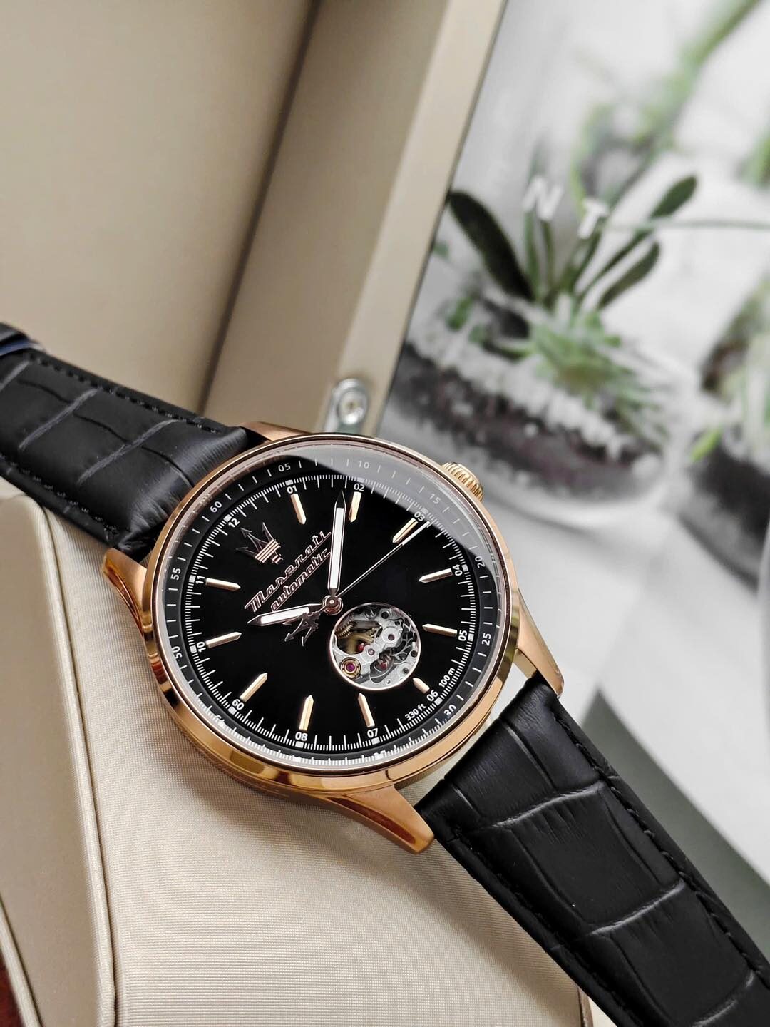 aiwatch_R8821124001 - Montre Homme Maserati Sorpasso – R8821124001 – Automatique – Cadran à Cœur Ouvert – Bracelet en Cuir – Couronne à Vis – Fréquence 21 600 – Largeur de la Patte 21 mm