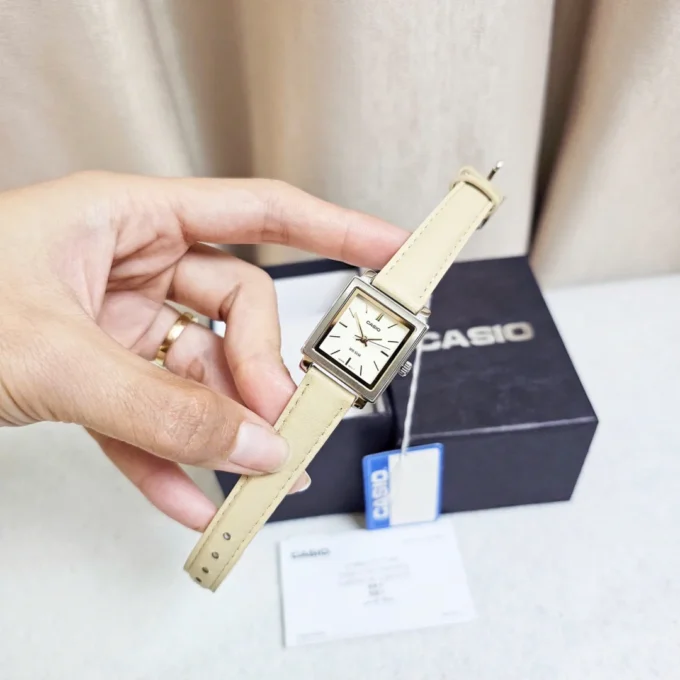 Montre Femme - Casio LTP-E176L-5AVDF - Cadran Doré, Index Lumineux, Date, Résistante à l’Eau - Acier Inoxydable - Bracelet Cuir Noir