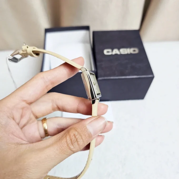 Montre Femme - Casio LTP-E176L-5AVDF - Cadran Doré, Index Lumineux, Date, Résistante à l’Eau - Acier Inoxydable - Bracelet Cuir Noir