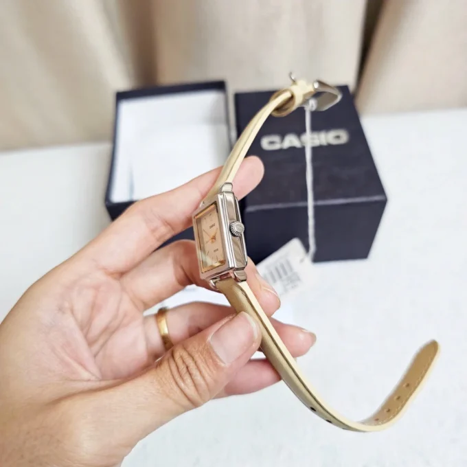 Montre Femme - Casio LTP-E176L-5AVDF - Cadran Doré, Index Lumineux, Date, Résistante à l’Eau - Acier Inoxydable - Bracelet Cuir Noir