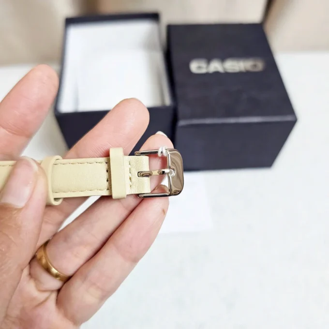 Montre Femme - Casio LTP-E176L-5AVDF - Cadran Doré, Index Lumineux, Date, Résistante à l’Eau - Acier Inoxydable - Bracelet Cuir Noir