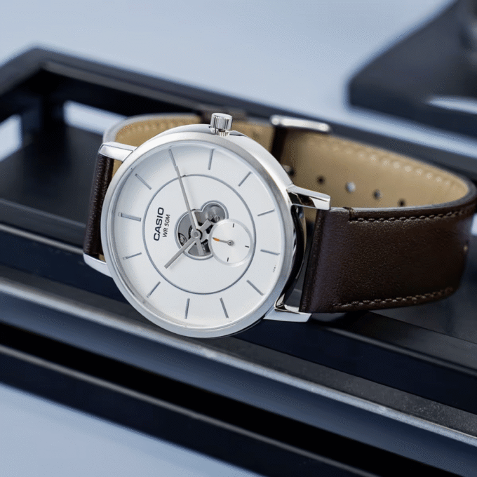 aiwatch_MTP-B130L-7AVDF - Casio MTP-B130L-7AVDF - Montre Élégante pour Homme avec Résistance à l'Eau - Cadran Blanc et Bracelet en Cuir