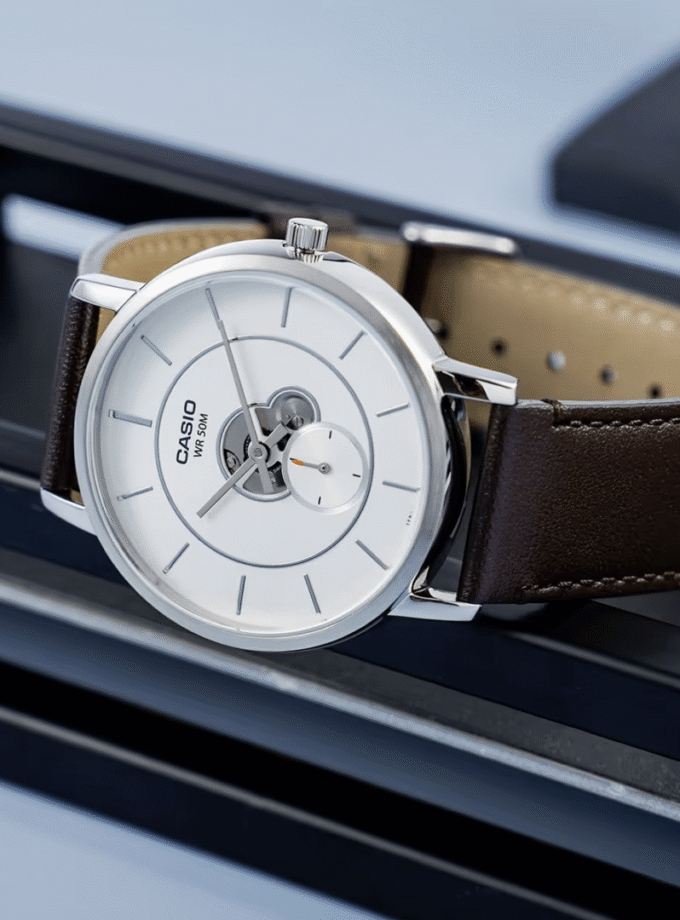 aiwatch_MTP-B130L-7AVDF - Casio MTP-B130L-7AVDF - Montre Élégante pour Homme avec Résistance à l'Eau - Cadran Blanc et Bracelet en Cuir