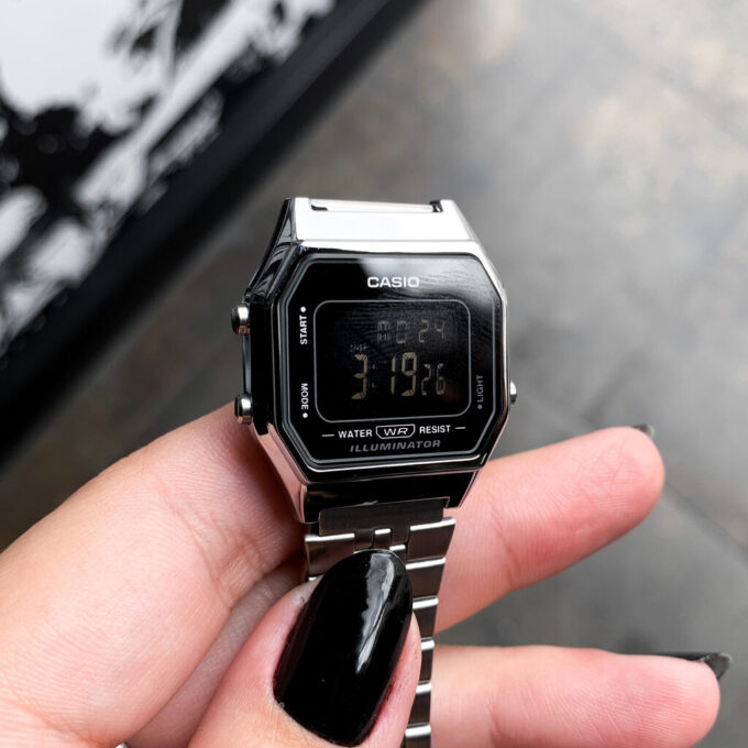 Montre Casio LA680WA-1BDF - Élégance Rétro avec Affichage Digital et Bracelet en Acier Inoxydable