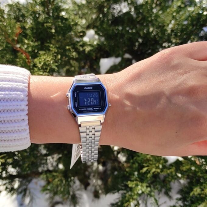 Montre Casio LA680WA-1BDF - Élégance Rétro avec Affichage Digital et Bracelet en Acier Inoxydable