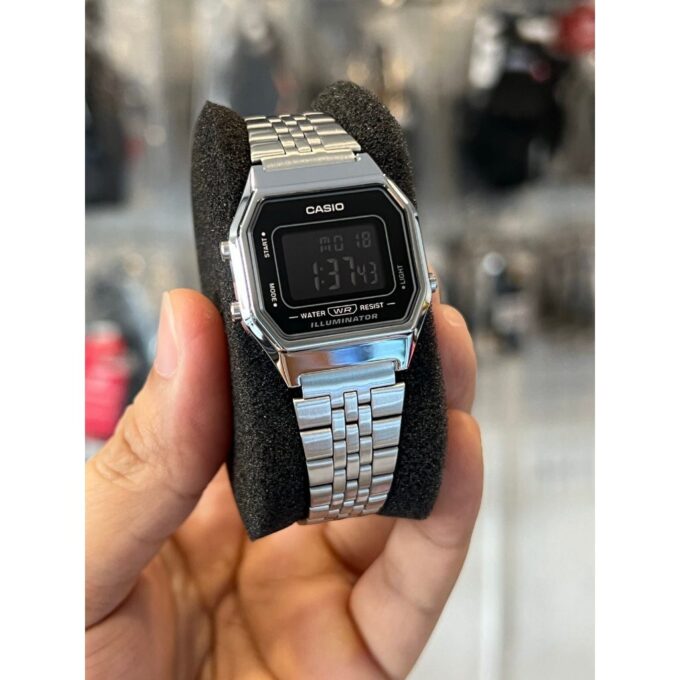 Montre Casio LA680WA-1BDF - Élégance Rétro avec Affichage Digital et Bracelet en Acier Inoxydable
