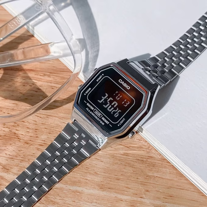 Montre Casio LA680WA-1BDF - Élégance Rétro avec Affichage Digital et Bracelet en Acier Inoxydable