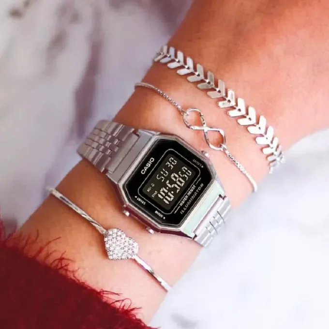 Montre Casio LA680WA-1BDF - Élégance Rétro avec Affichage Digital et Bracelet en Acier Inoxydable