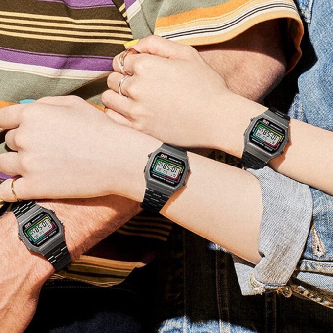 Casio Vintage x UNO, Montre A168WEUC-1ADR - Design Classique et Fonctionnalités Pratiques