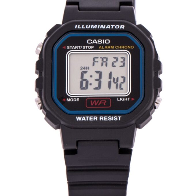 Montre Casio Résine Noir – Dimensions Compactes – Bracelet en Résine – Chronomètre 1/100 Sec – Alarme Quotidienne – Lumière LED Ambre – Calendrier Automatique – Étanchéité – Autonomie 5 Ans – Design Léger et Polyvalent.