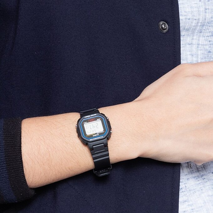 Montre Casio Résine Noir – Dimensions Compactes – Bracelet en Résine – Chronomètre 1/100 Sec – Alarme Quotidienne – Lumière LED Ambre – Calendrier Automatique – Étanchéité – Autonomie 5 Ans – Design Léger et Polyvalent.