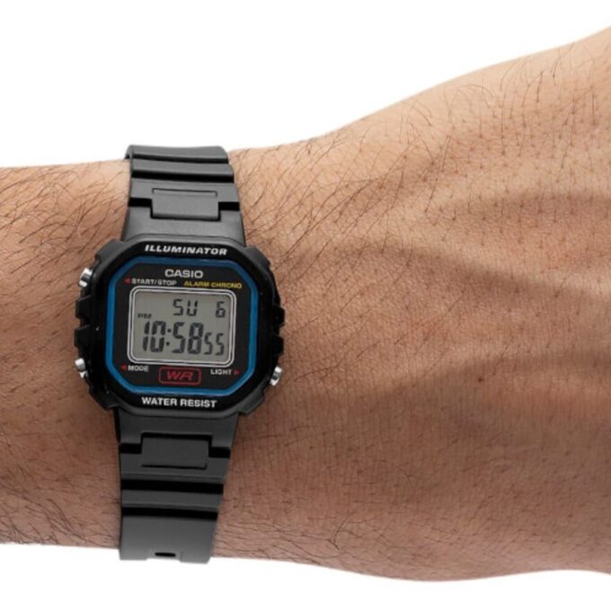 Montre Casio Résine Noir – Dimensions Compactes – Bracelet en Résine – Chronomètre 1/100 Sec – Alarme Quotidienne – Lumière LED Ambre – Calendrier Automatique – Étanchéité – Autonomie 5 Ans – Design Léger et Polyvalent.