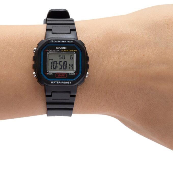 Montre Casio Résine Noir – Dimensions Compactes – Bracelet en Résine – Chronomètre 1/100 Sec – Alarme Quotidienne – Lumière LED Ambre – Calendrier Automatique – Étanchéité – Autonomie 5 Ans – Design Léger et Polyvalent.