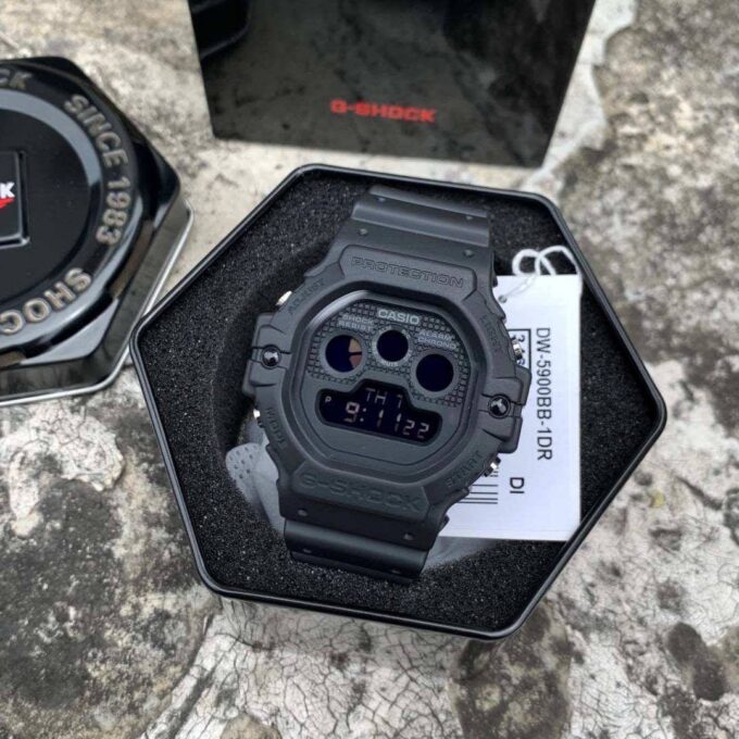 Casio DW-5900BB-1DR - Montre G-SHOCK Résistante à l'Eau jusqu'à 200 Mètres