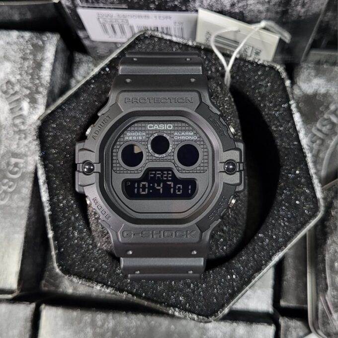 Casio DW-5900BB-1DR - Montre G-SHOCK Résistante à l'Eau jusqu'à 200 Mètres