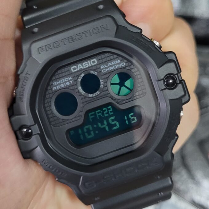 Casio DW-5900BB-1DR - Montre G-SHOCK Résistante à l'Eau jusqu'à 200 Mètres