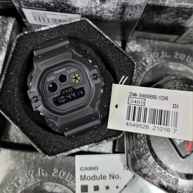 Casio DW-5900BB-1DR - Montre G-SHOCK Résistante à l'Eau jusqu'à 200 Mètres