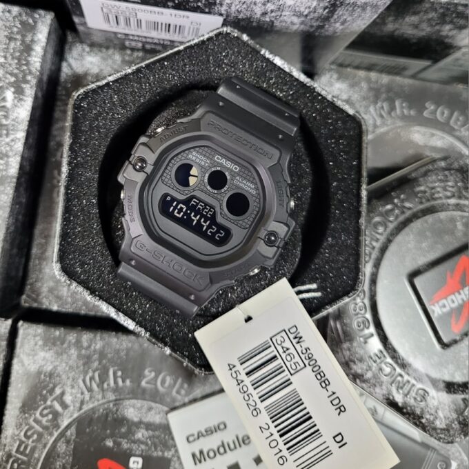 Casio DW-5900BB-1DR - Montre G-SHOCK Résistante à l'Eau jusqu'à 200 Mètres