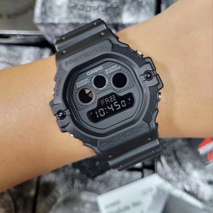Casio DW-5900BB-1DR - Montre G-SHOCK Résistante à l'Eau jusqu'à 200 Mètres