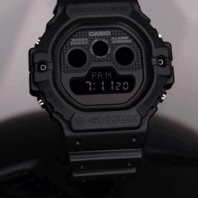 Casio DW-5900BB-1DR - Montre G-SHOCK Résistante à l'Eau jusqu'à 200 Mètres