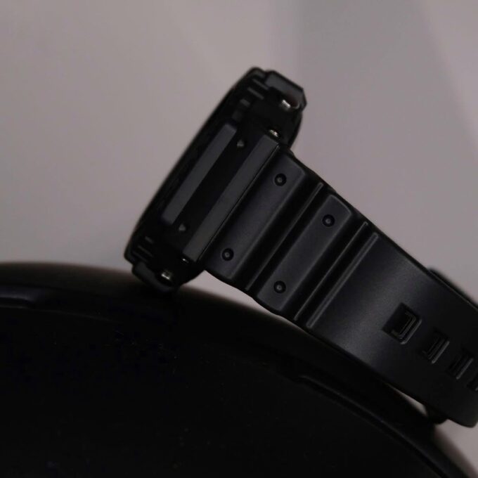 Casio DW-5900BB-1DR - Montre G-SHOCK Résistante à l'Eau jusqu'à 200 Mètres