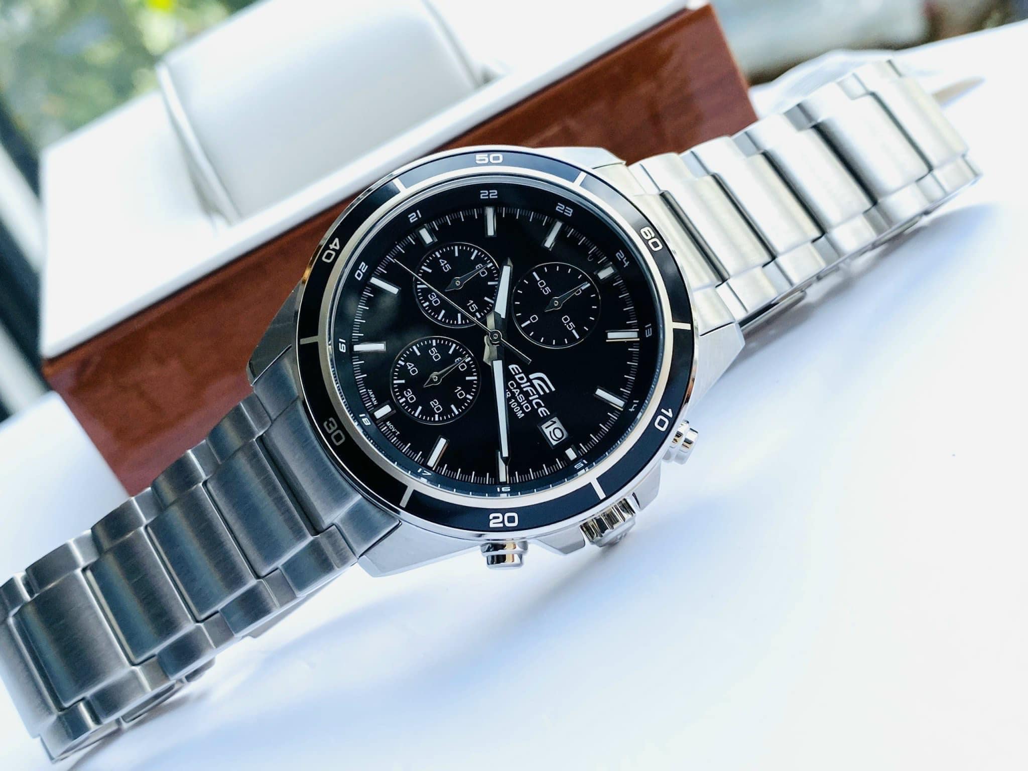 montre-casio-edifice-efr-526d-1avudf-design-moderne-et-fonctionnalites-pratiques-efr-526d-1avudf