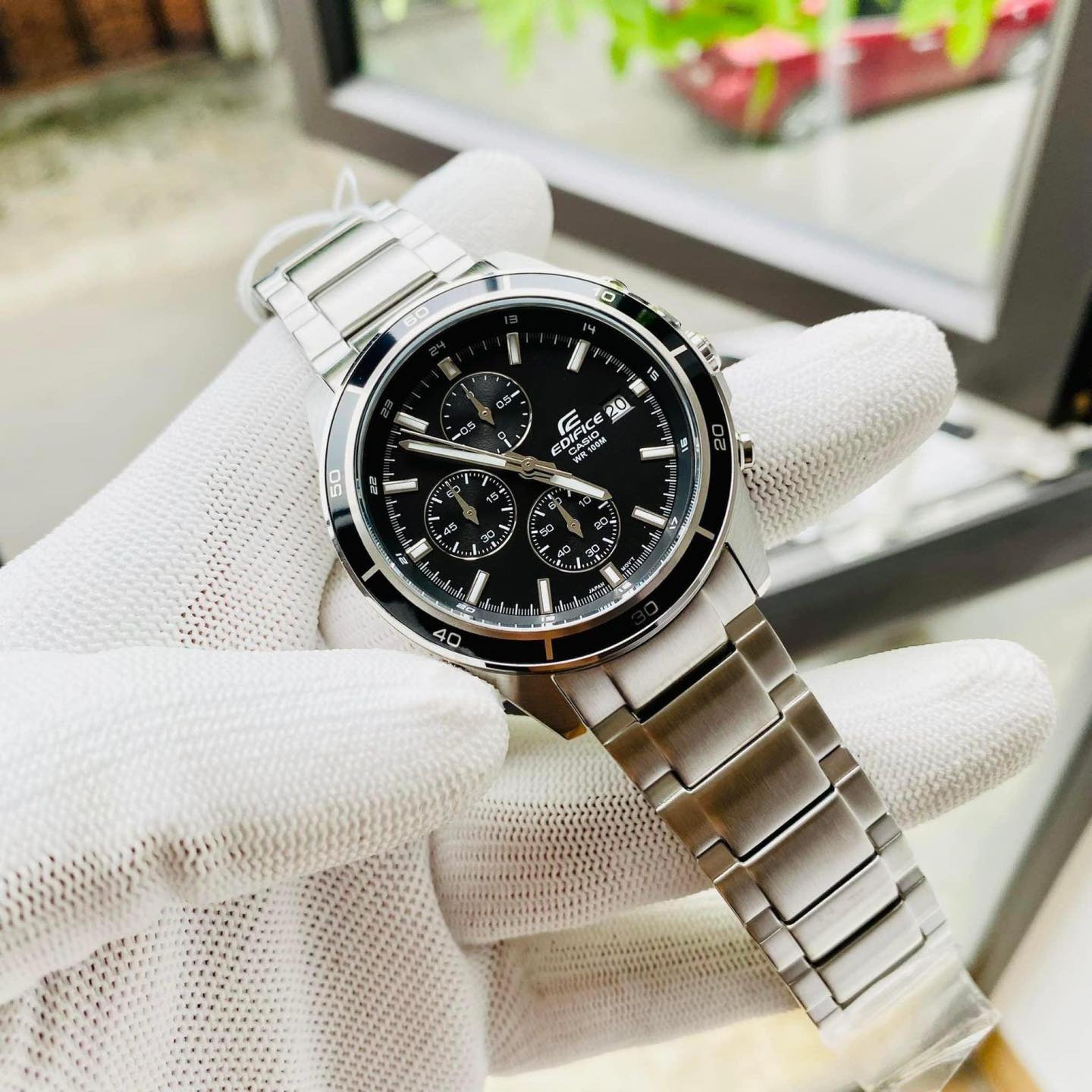 montre-casio-edifice-efr-526d-1avudf-design-moderne-et-fonctionnalites-pratiques-efr-526d-1avudf